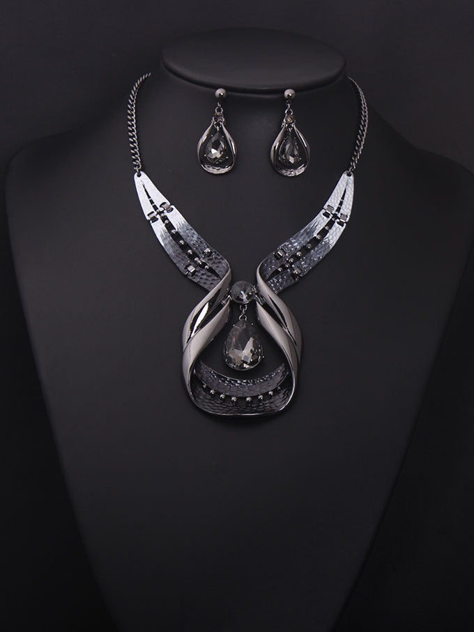 Crystal Gemstone Short Clavicle Necklace - Luxury Look